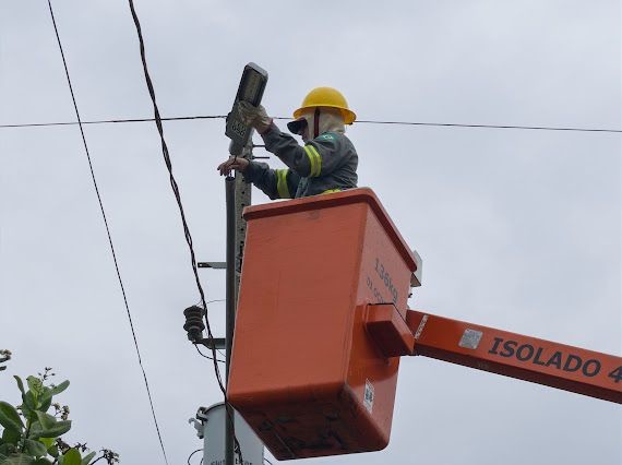 Trabalho não se resume à substituição das antigas luminárias