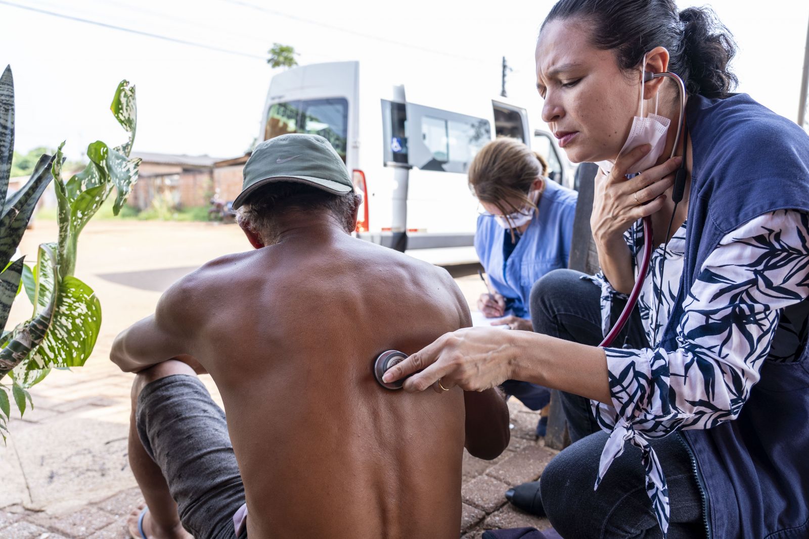 Semias conta com equipes que realizam vacinação, consultas médicas e entrega de medicamentos diretamente nas ruas