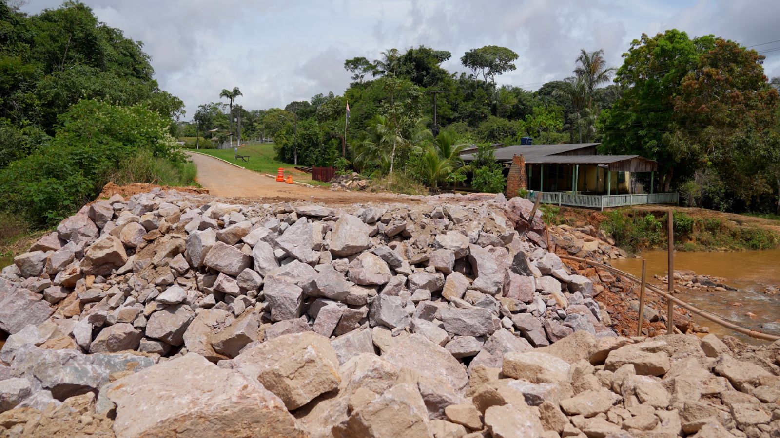 Com a nova estrutura fixa, a ponte deve pôr fim a um problema histórico enfrentado pela população