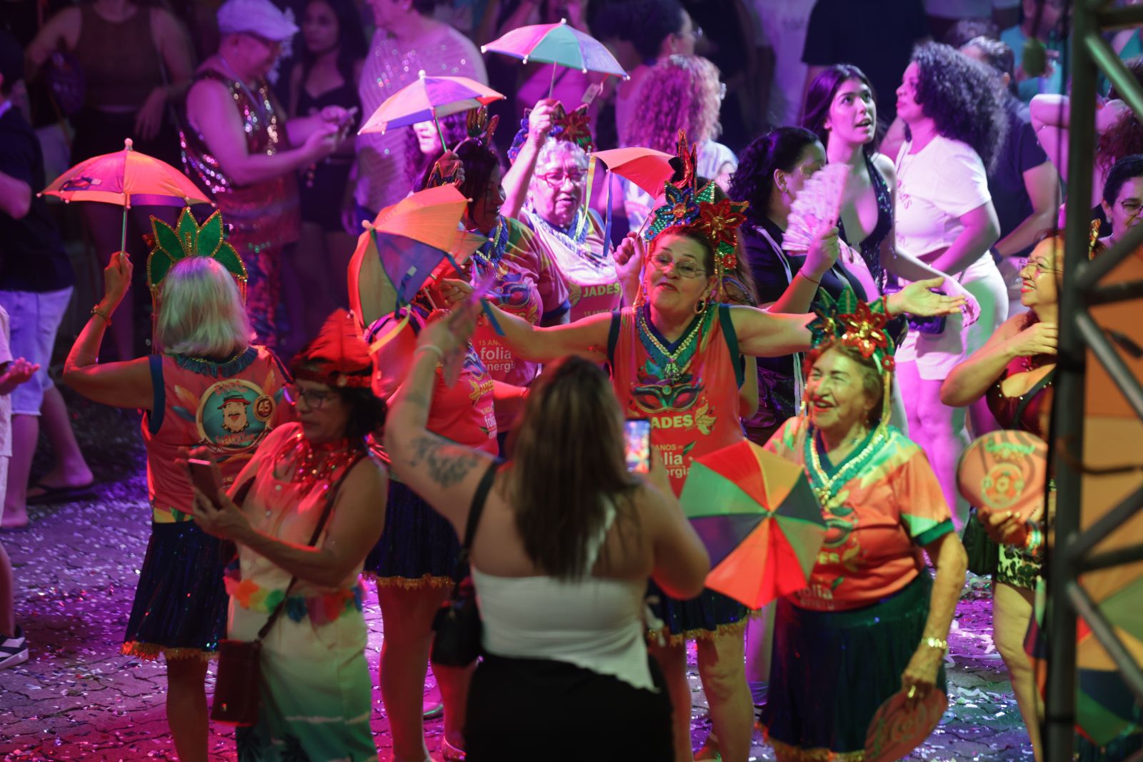 Idoso precisa evitar longos períodos sob sol. Procure áreas com sombra e assento