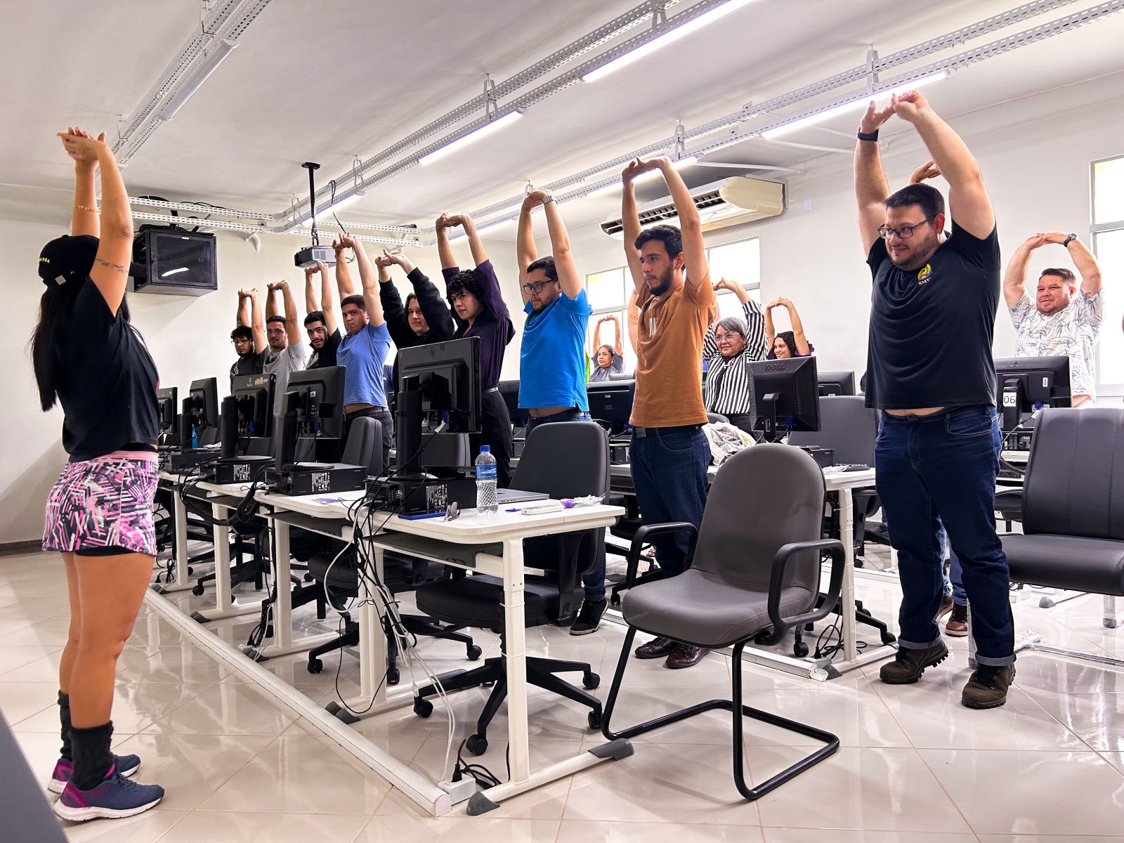 Instrutora realizou momento de atividade laboral com os servidores