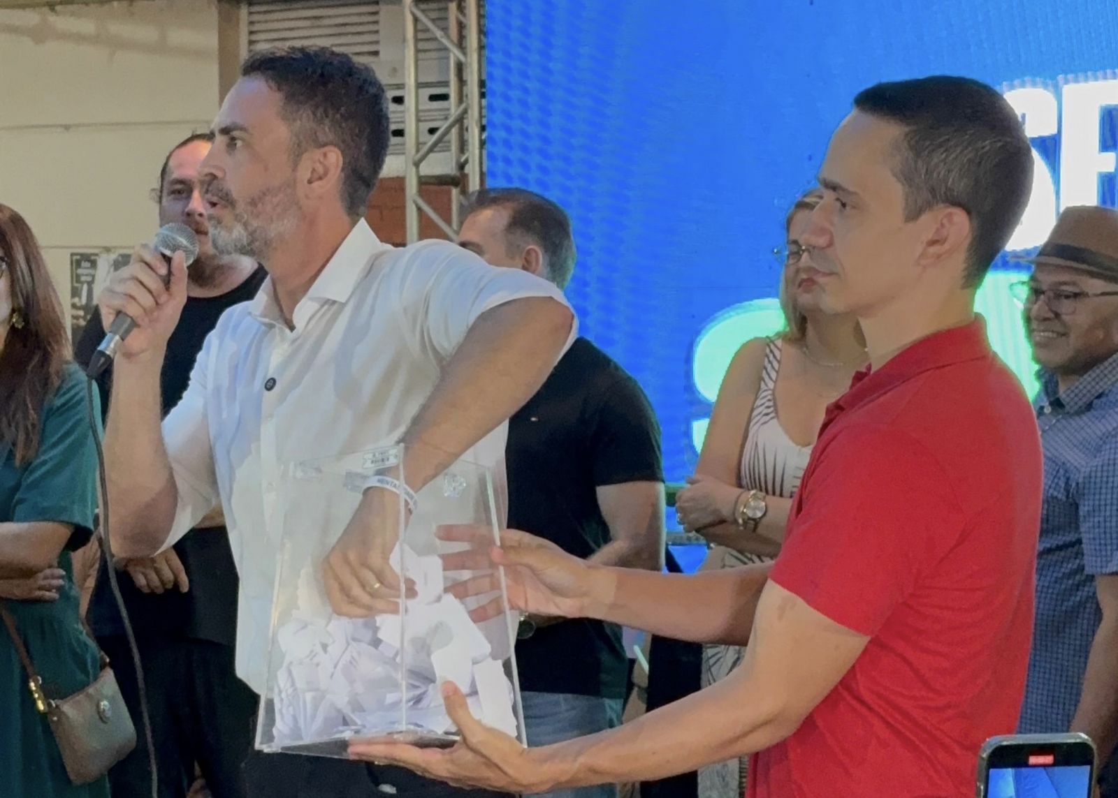 Prefeito Léo Moraes realizou o sorteio de uma motocicleta