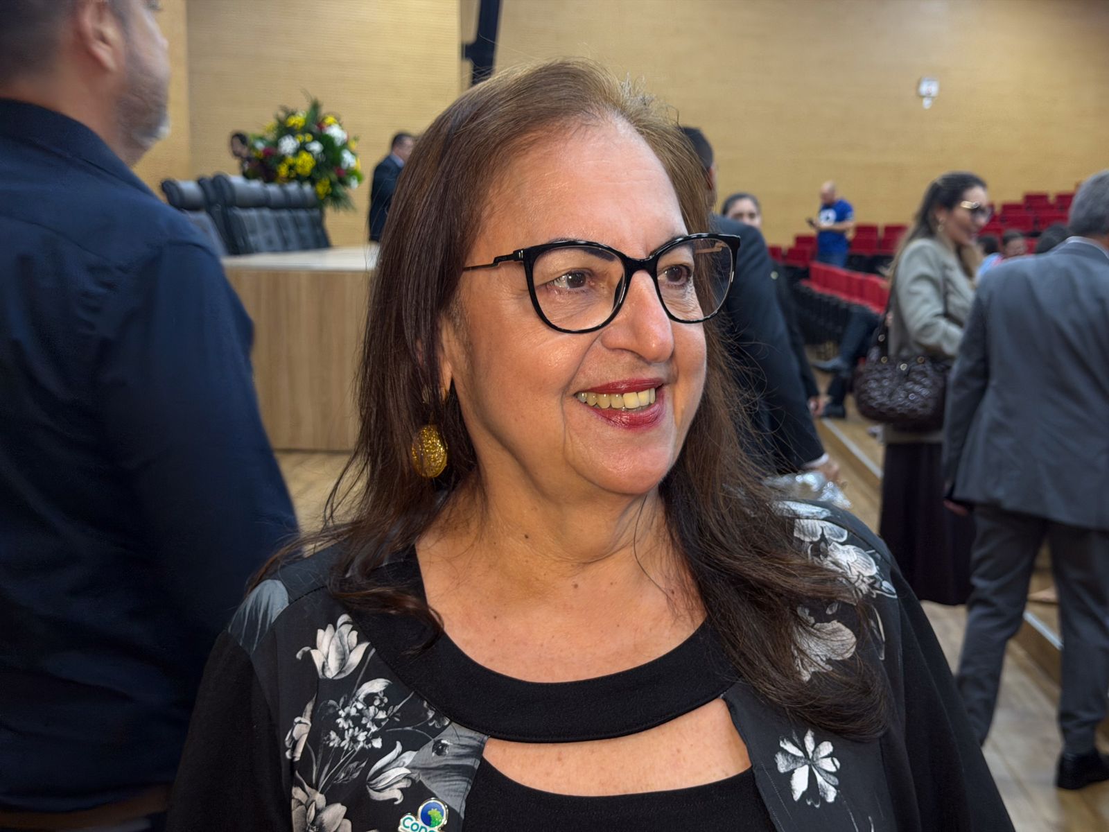 Maria Auxiliadora emocionou o público ao relembrar os desafios enfrentados no início da trajetória profissional em Rondônia