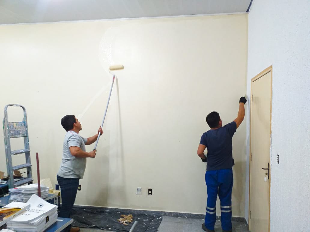 Colaboradores realizando serviços de pintura