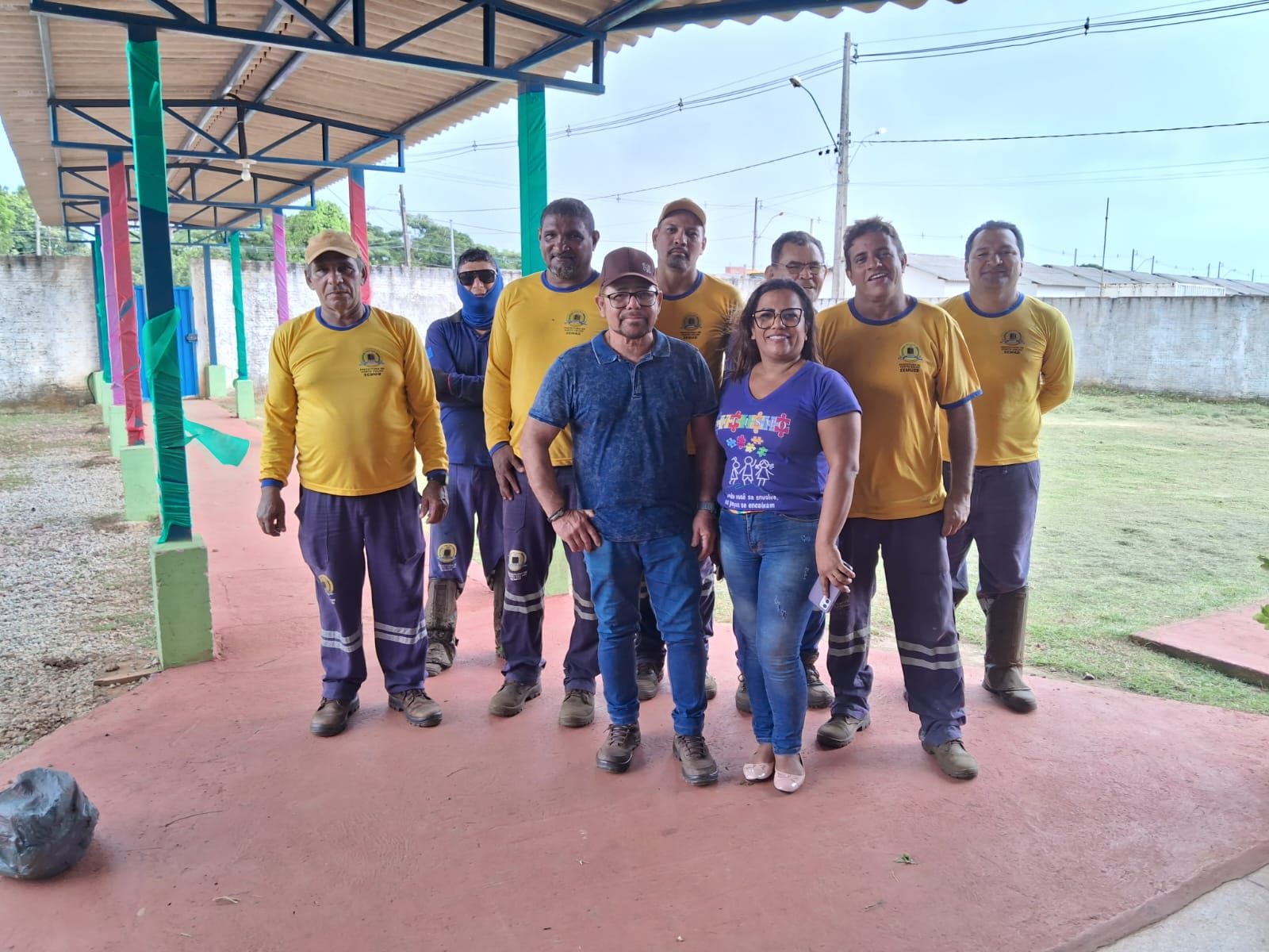 Divisão de Serviços Gerais em mais uma ação de limpeza e roço