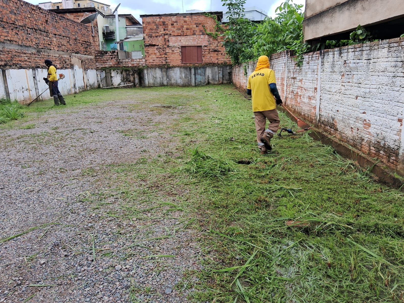 Divisão de Serviços Gerais executando mais um serviço de roço